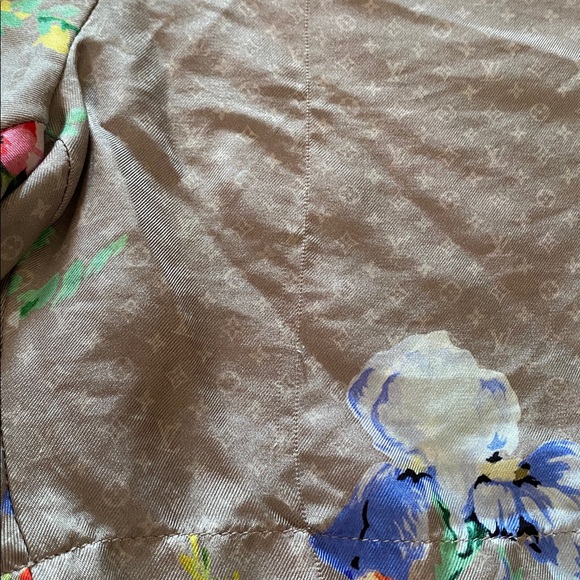 Louis Vuitton Floral Silk Short and blouse sets - Picture 4 of 17